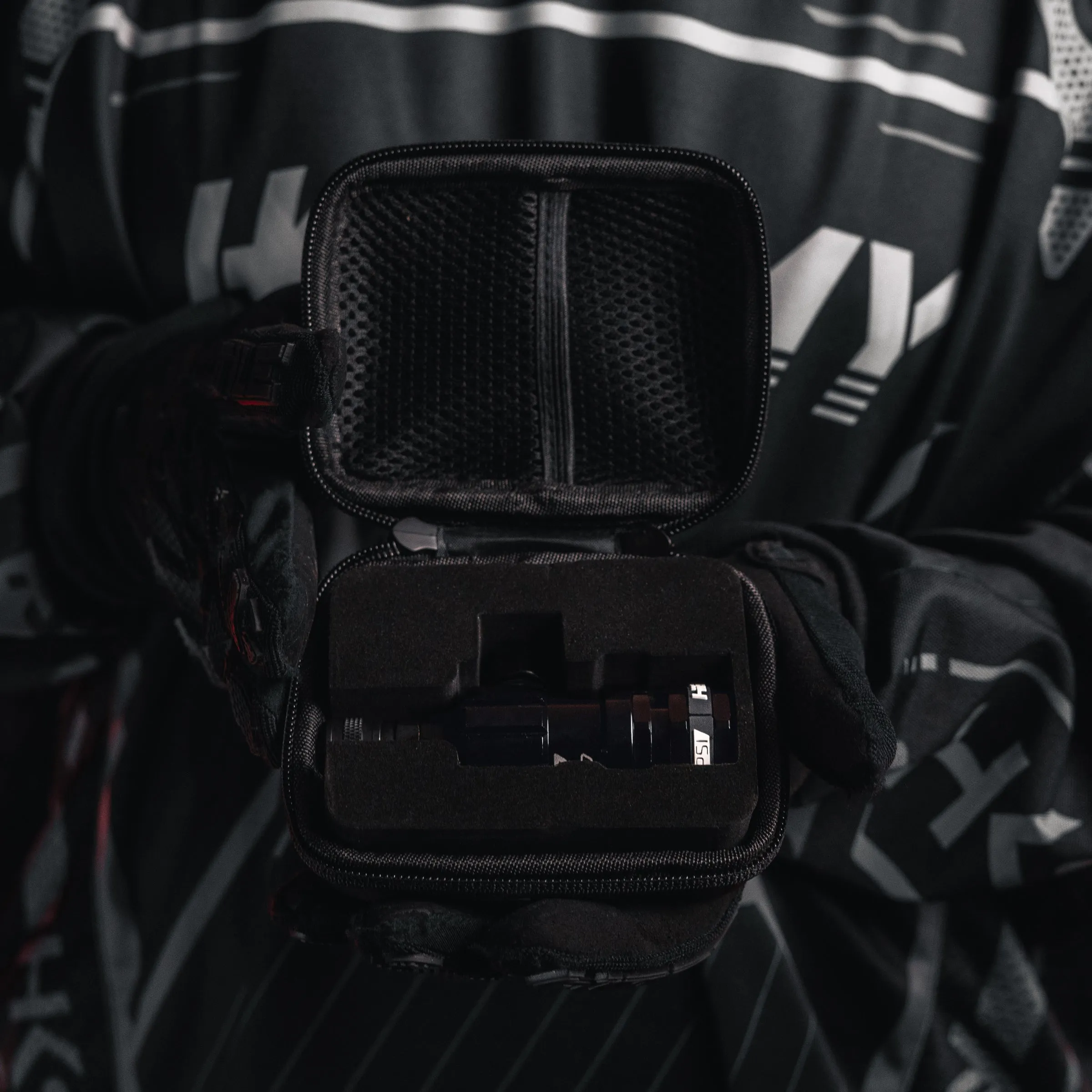 Hostile XLP Regulator - Top Port Quick-Disconnect - Black